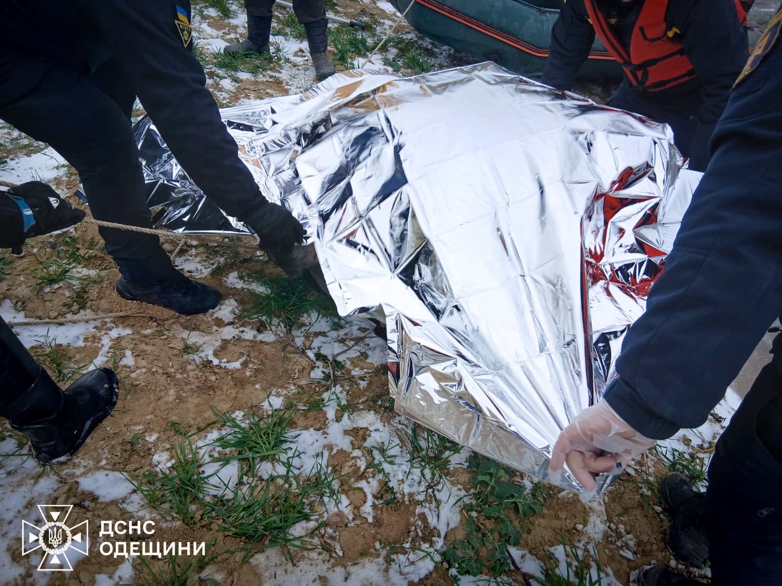 Рятувальники Одещини дістали з води тіло чоловіка, що провалився під кригу