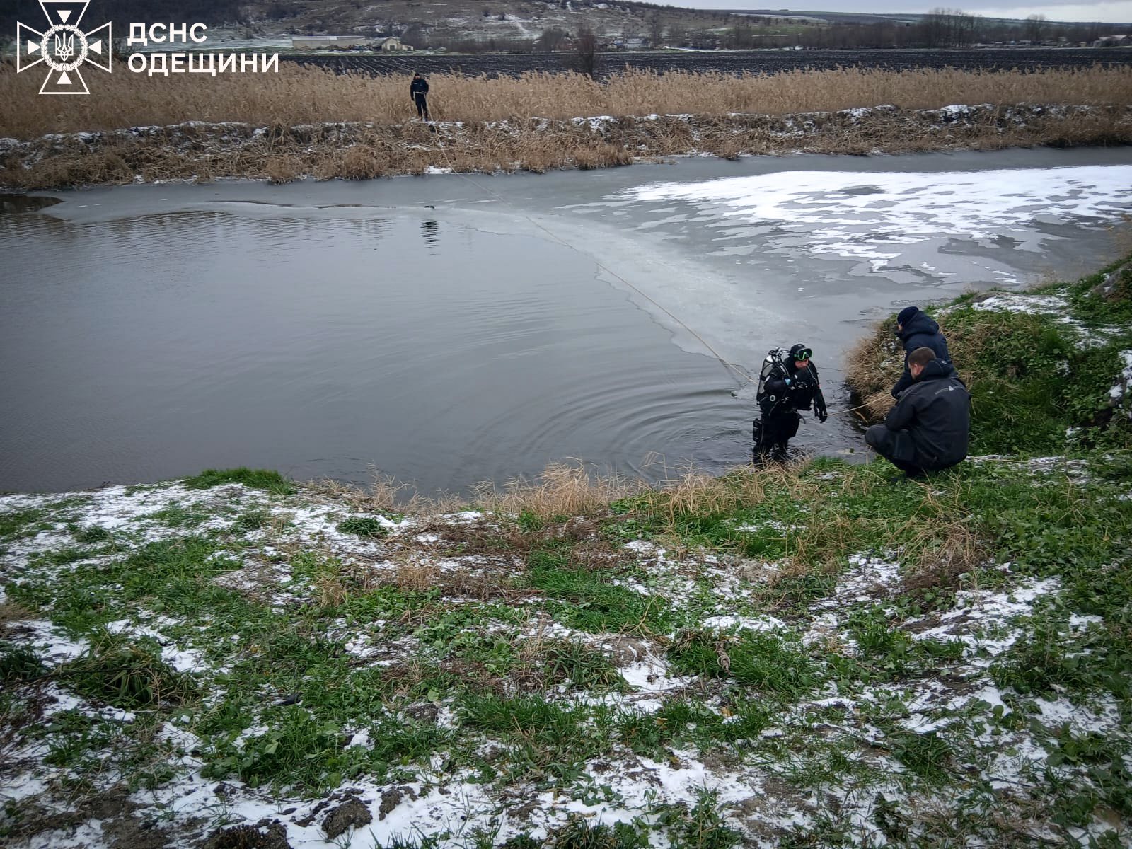 Рятувальники Одещини дістали з води тіло чоловіка, що провалився під кригу