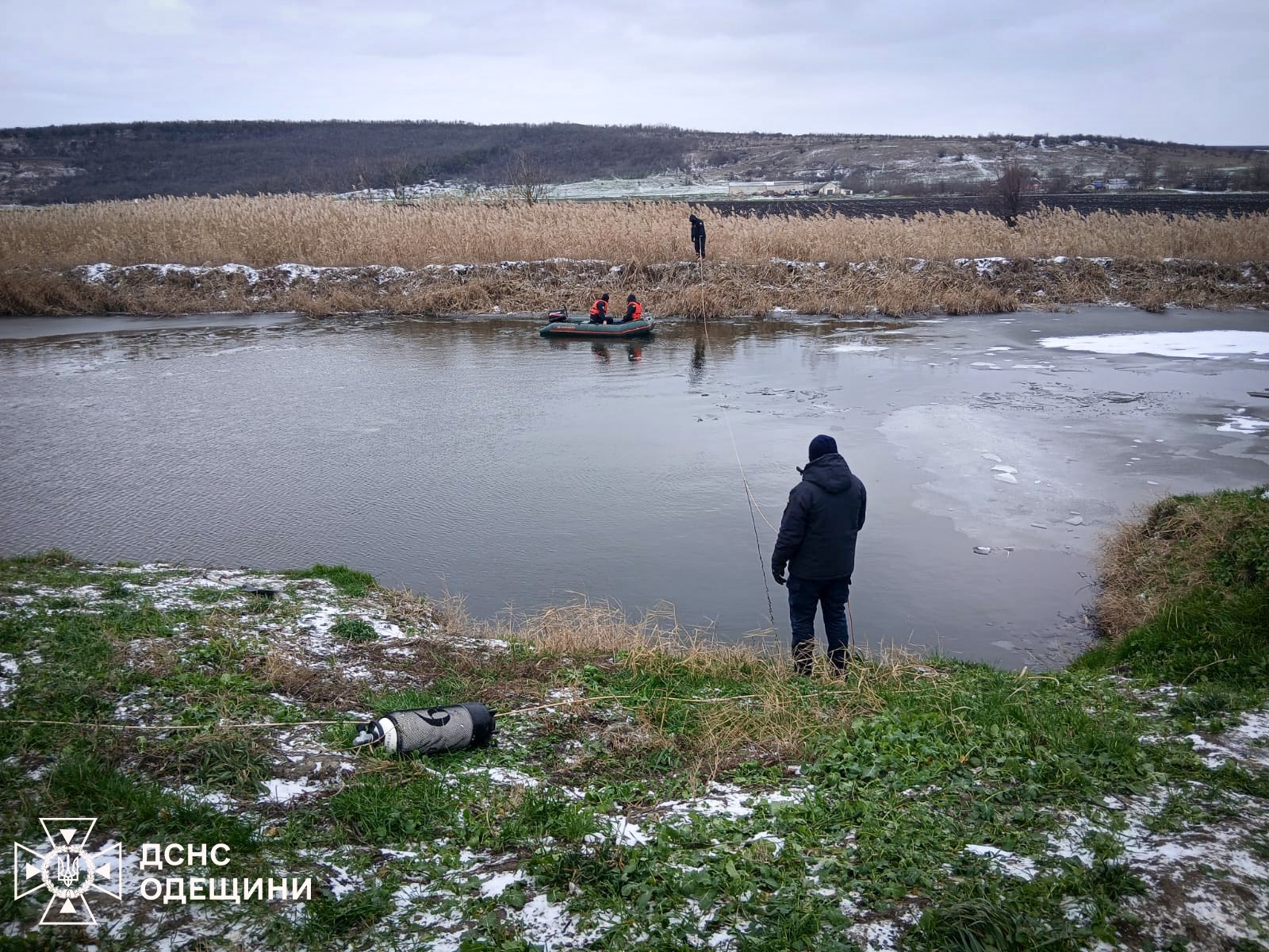 Рятувальники Одещини дістали з води тіло чоловіка, що провалився під кригу