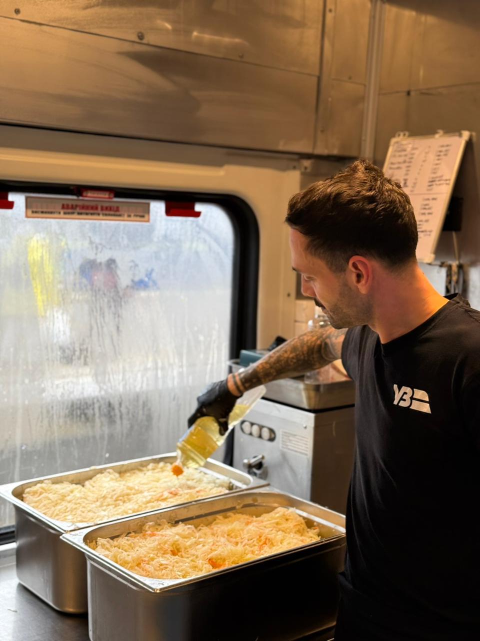 На Одещині унікальний поїзд-кухня забезпечує гарячим обідом нужденних людей