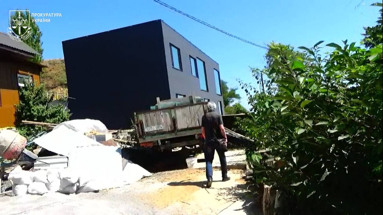 В Одесі чоловік самовільно збудував двоповерховий будинок поблизу узбережжя