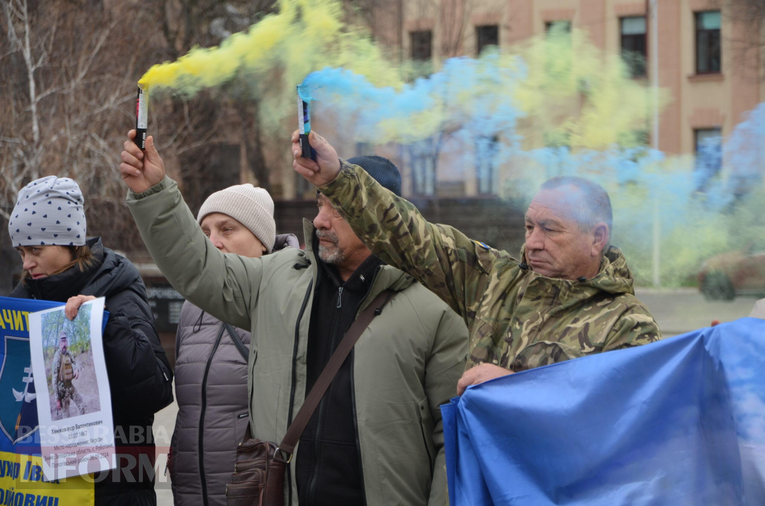 Сто стільців біля мерії, як нагадування: в Ізмаїлі відбулася наймасштабніша акція в підтримку родин безвісти зниклих і полонених