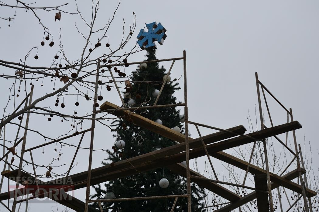 Попри важкі часи, Кілія по-особливому вдяглася у новорічне вбрання: фоторепортаж