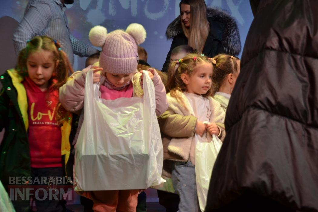 Тисячі дітей Кілійської громади отримали різдвяні подарунки від Олександра Дубового - триває традиційна акція "Фонда Добра та Любові"