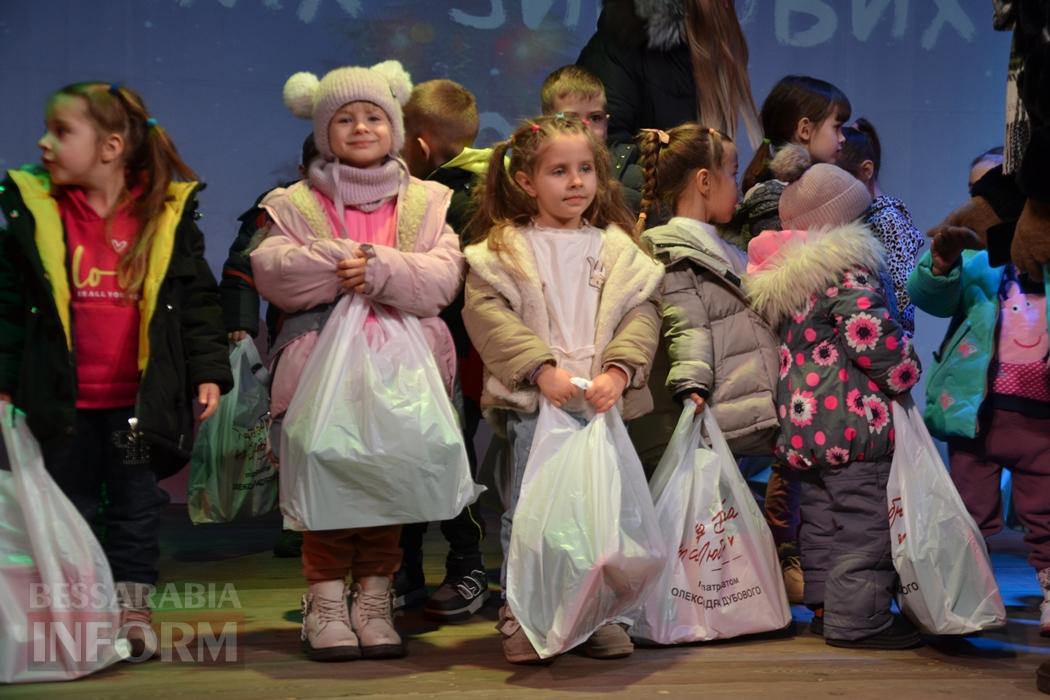 Тисячі дітей Кілійської громади отримали різдвяні подарунки від Олександра Дубового - триває традиційна акція "Фонда Добра та Любові"