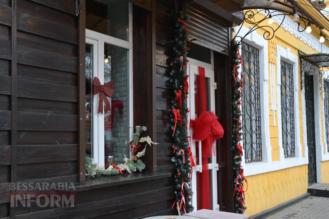 Попри важкі часи, Кілія по-особливому вдяглася у новорічне вбрання: фоторепортаж