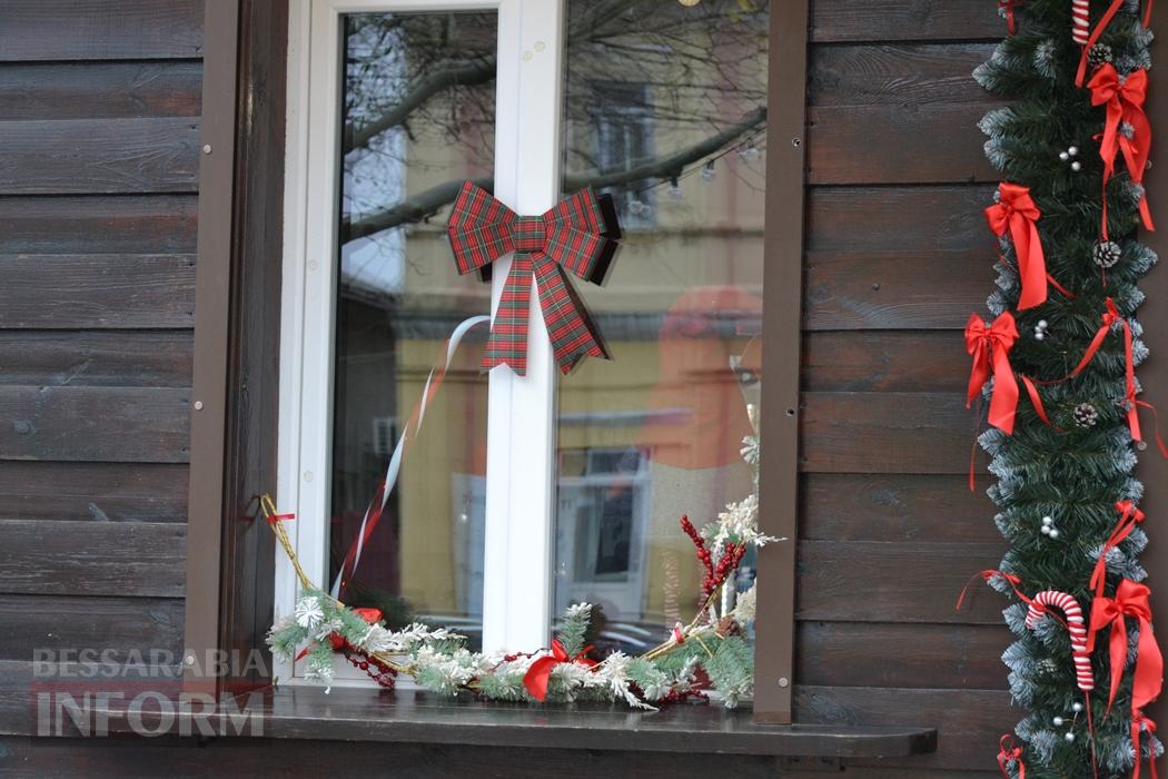 Попри важкі часи, Кілія по-особливому вдяглася у новорічне вбрання: фоторепортаж