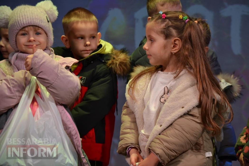 Тисячі дітей Кілійської громади отримали різдвяні подарунки від Олександра Дубового - триває традиційна акція "Фонда Добра та Любові"