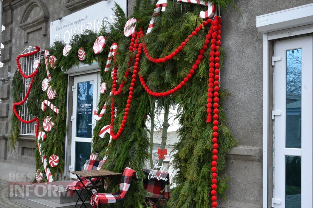Попри важкі часи, Кілія по-особливому вдяглася у новорічне вбрання: фоторепортаж