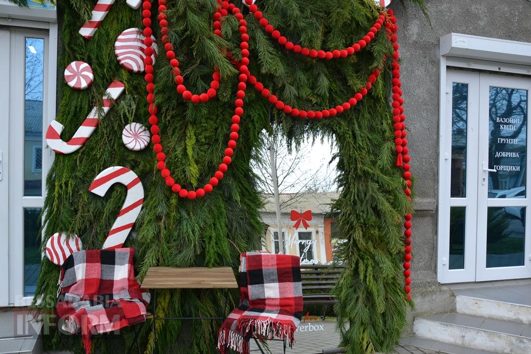 Попри важкі часи, Кілія по-особливому вдяглася у новорічне вбрання: фоторепортаж