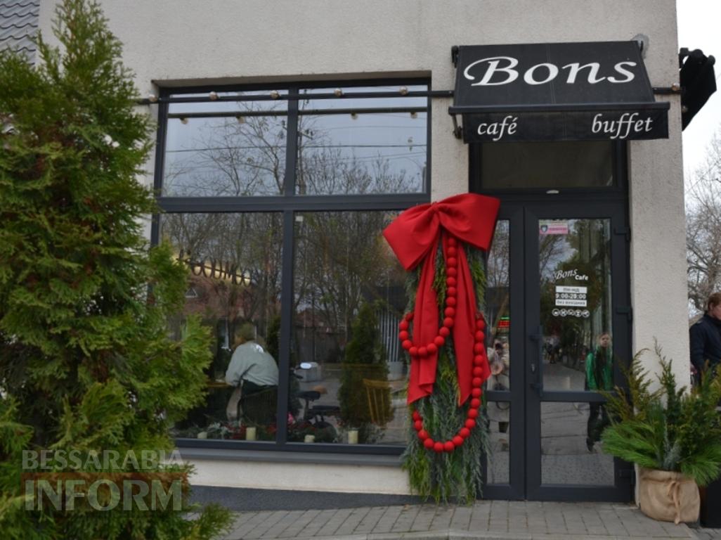 Попри важкі часи, Кілія по-особливому вдяглася у новорічне вбрання: фоторепортаж