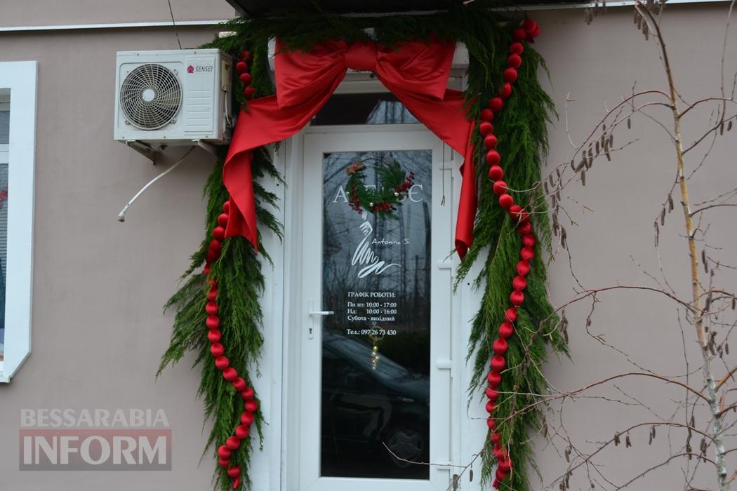 Попри важкі часи, Кілія по-особливому вдяглася у новорічне вбрання: фоторепортаж