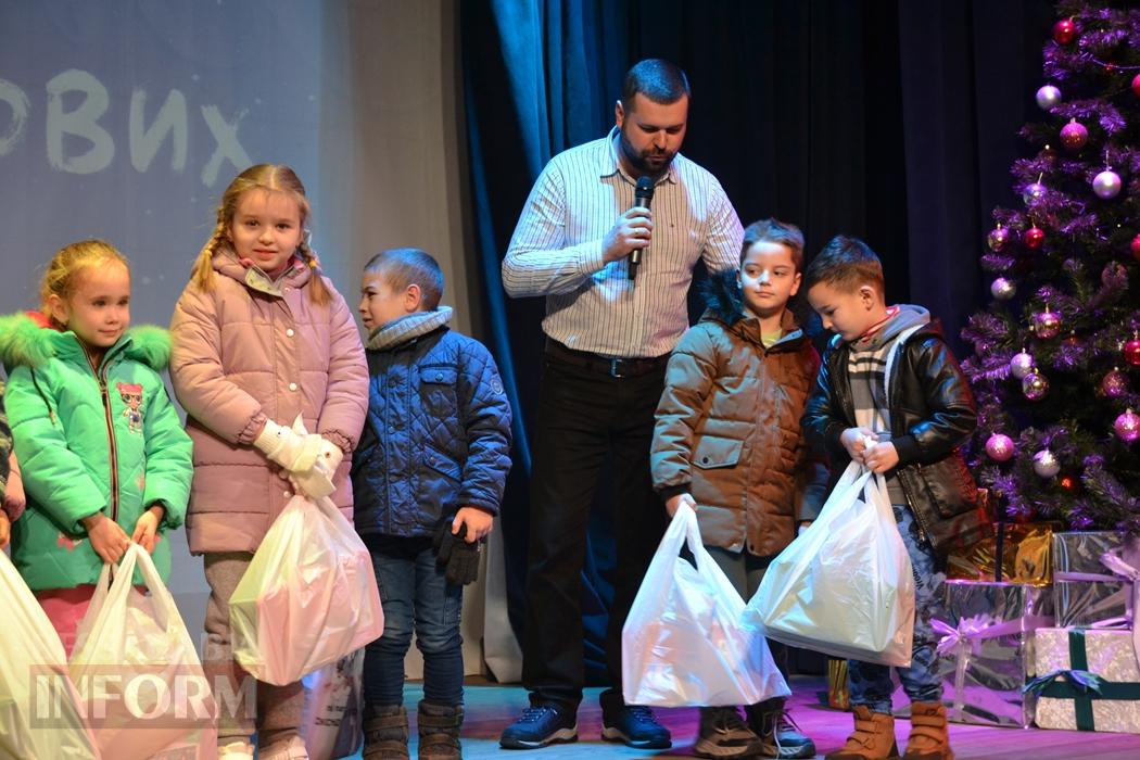 Тисячі дітей Кілійської громади отримали різдвяні подарунки від Олександра Дубового - триває традиційна акція "Фонда Добра та Любові"