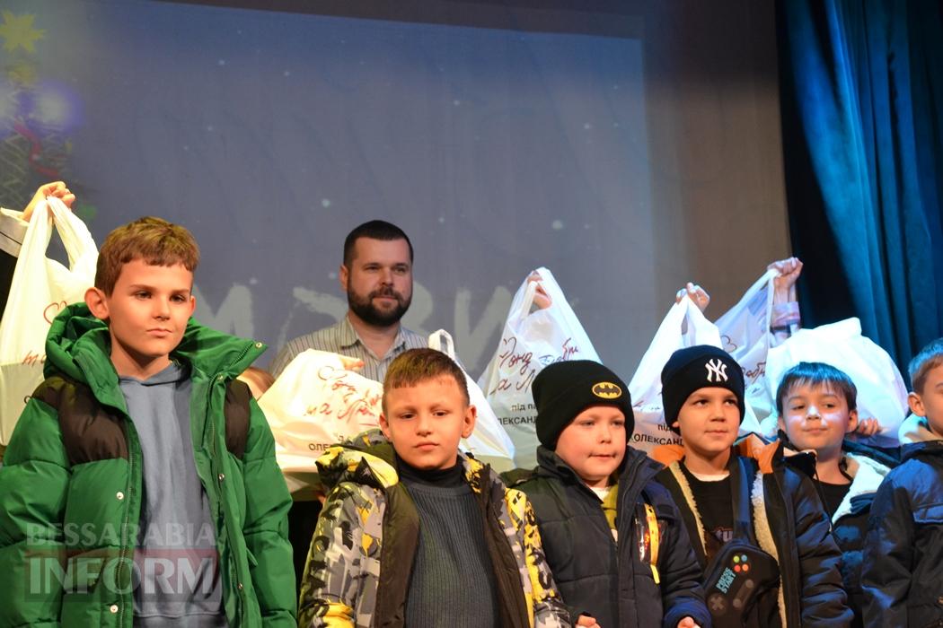 Тисячі дітей Кілійської громади отримали різдвяні подарунки від Олександра Дубового - триває традиційна акція "Фонда Добра та Любові"