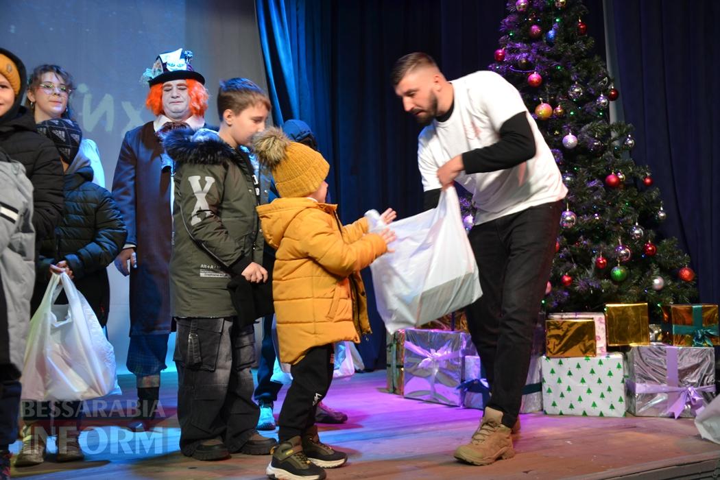 Тисячі дітей Кілійської громади отримали різдвяні подарунки від Олександра Дубового - триває традиційна акція "Фонда Добра та Любові"