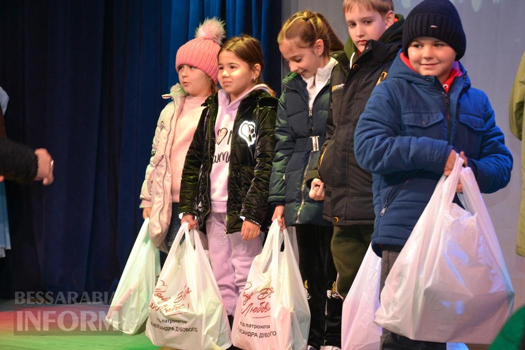 Тисячі дітей Кілійської громади отримали різдвяні подарунки від Олександра Дубового - триває традиційна акція "Фонда Добра та Любові"