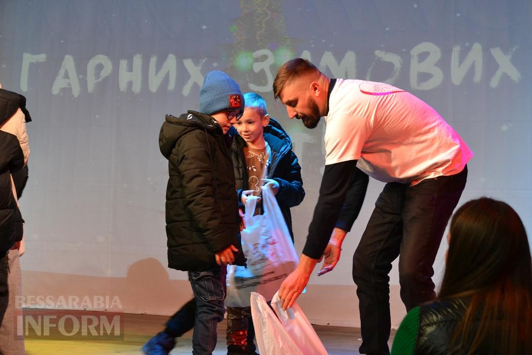 Тисячі дітей Кілійської громади отримали різдвяні подарунки від Олександра Дубового - триває традиційна акція "Фонда Добра та Любові"