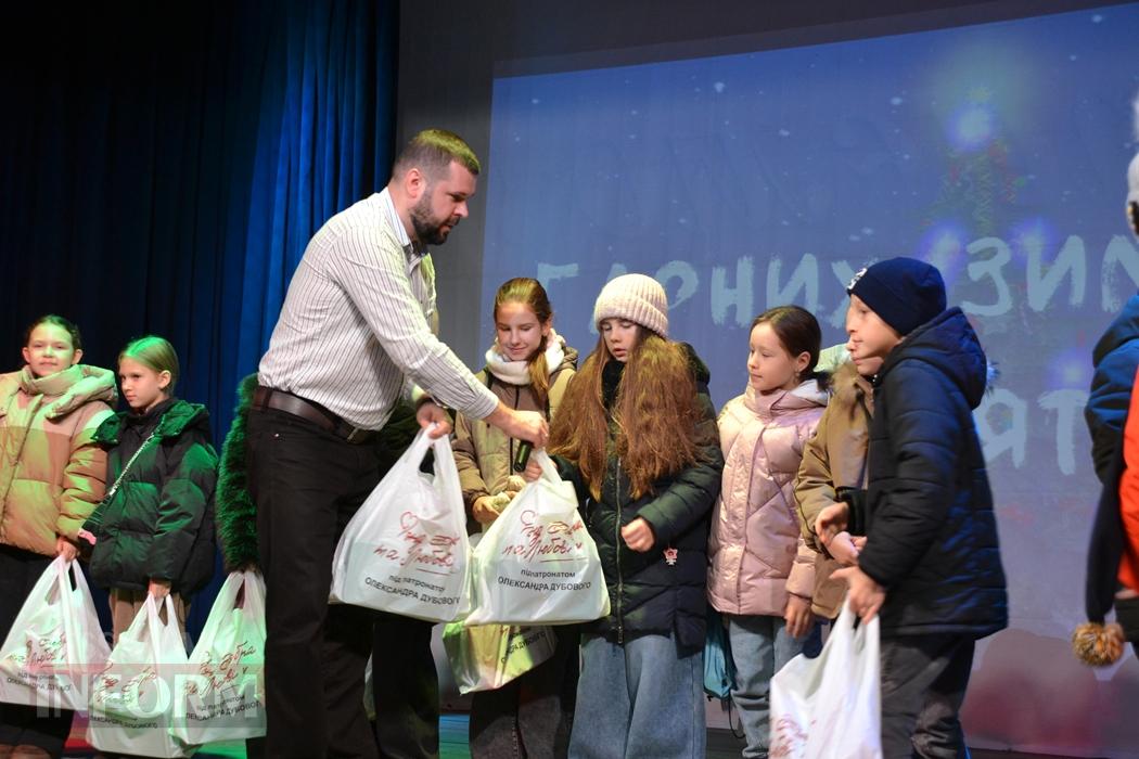 Тисячі дітей Кілійської громади отримали різдвяні подарунки від Олександра Дубового - триває традиційна акція "Фонда Добра та Любові"