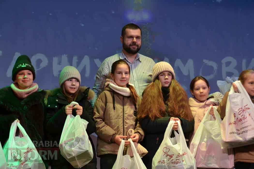 Тисячі дітей Кілійської громади отримали різдвяні подарунки від Олександра Дубового - триває традиційна акція "Фонда Добра та Любові"