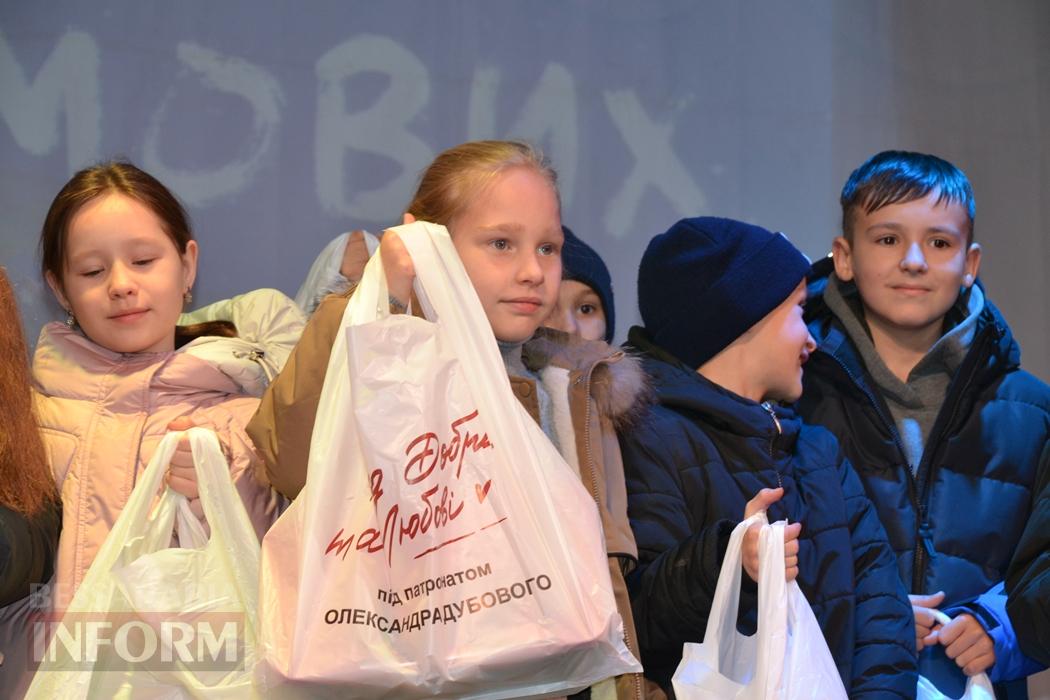 Тисячі дітей Кілійської громади отримали різдвяні подарунки від Олександра Дубового - триває традиційна акція "Фонда Добра та Любові"