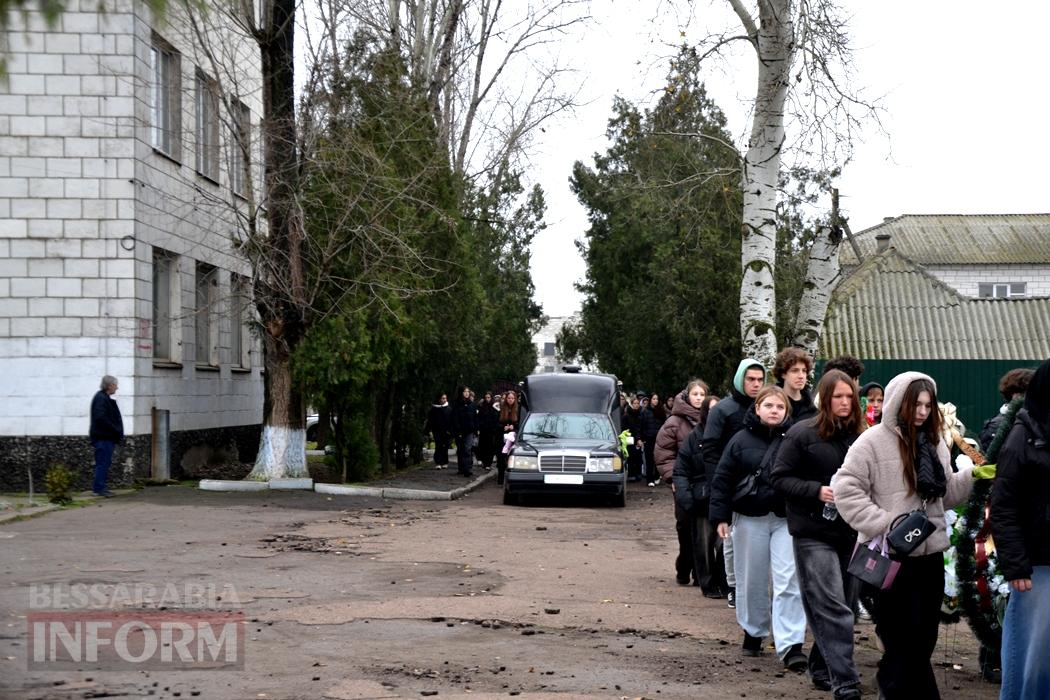 Останній дзвоник у рідній школі продзвенів для загиблої внаслідок ДТП десятикласниці з Кілії Анастасії Бугаєнко