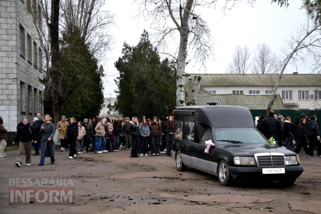 Останній дзвоник у рідній школі продзвенів для загиблої внаслідок ДТП десятикласниці з Кілії Анастасії Бугаєнко