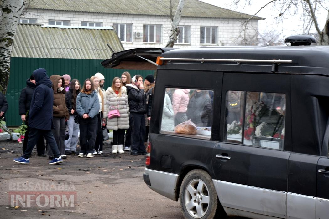 Останній дзвоник у рідній школі продзвенів для загиблої внаслідок ДТП десятикласниці з Кілії Анастасії Бугаєнко