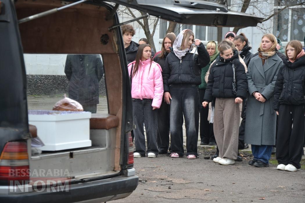 Останній дзвоник у рідній школі продзвенів для загиблої внаслідок ДТП десятикласниці з Кілії Анастасії Бугаєнко