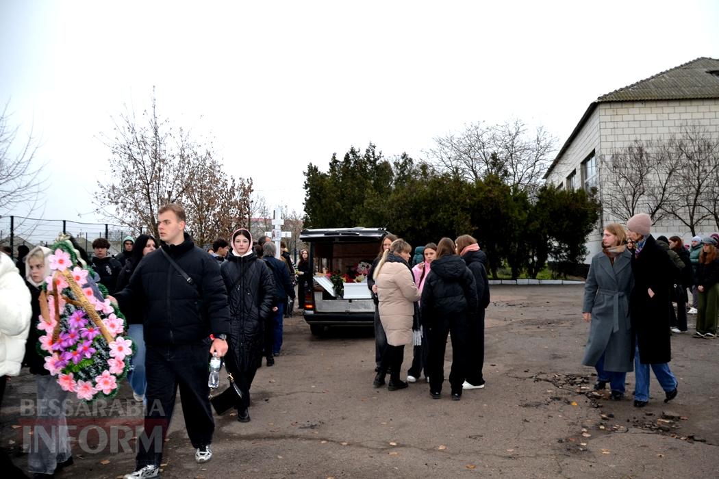 Останній дзвоник у рідній школі продзвенів для загиблої внаслідок ДТП десятикласниці з Кілії Анастасії Бугаєнко