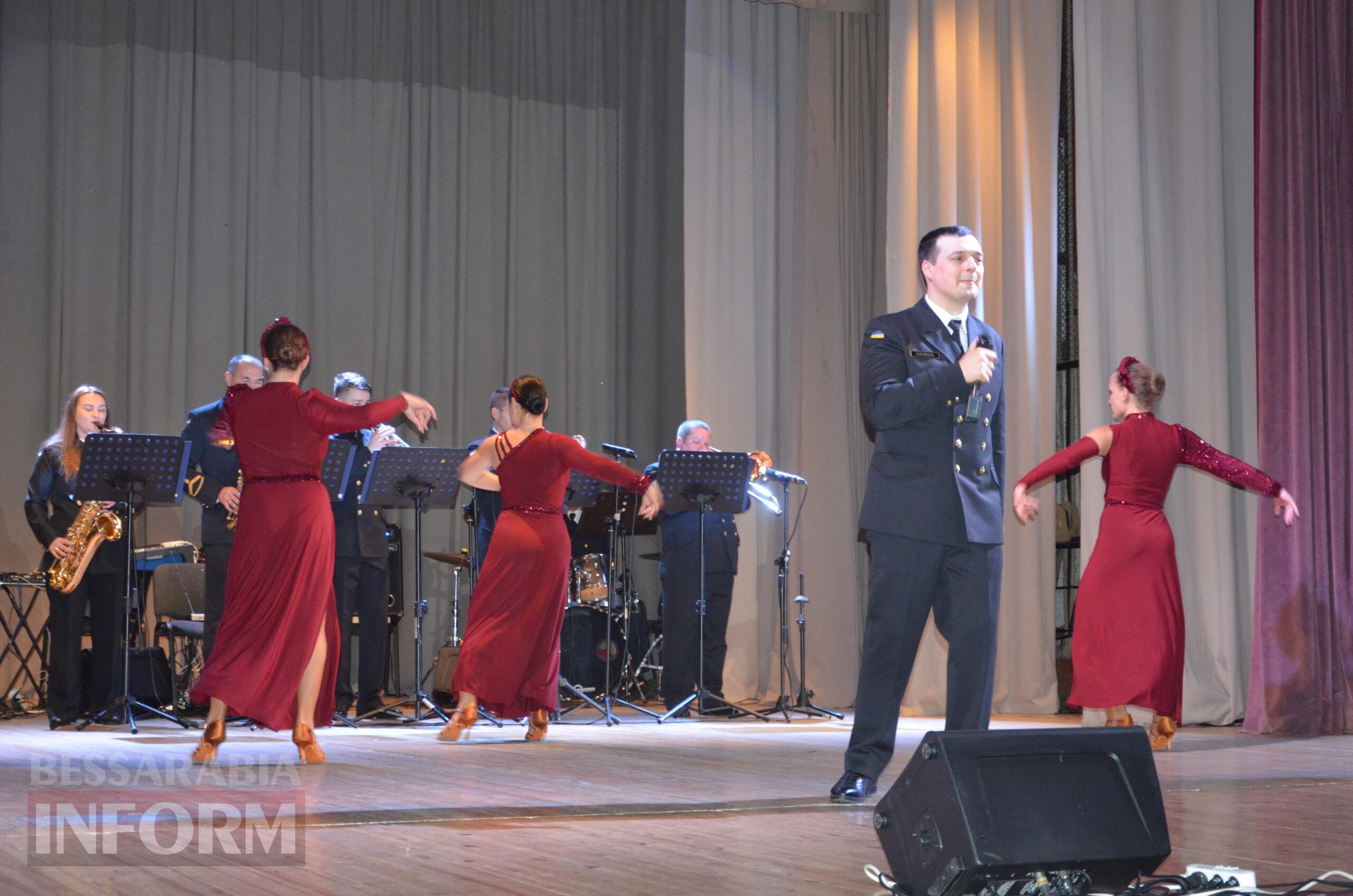Народні та патріотичні номери у виконанні захисників: в Ізмаїлі відбувся концерт Центру військово-музичного мистецтва ВМС ЗСУ