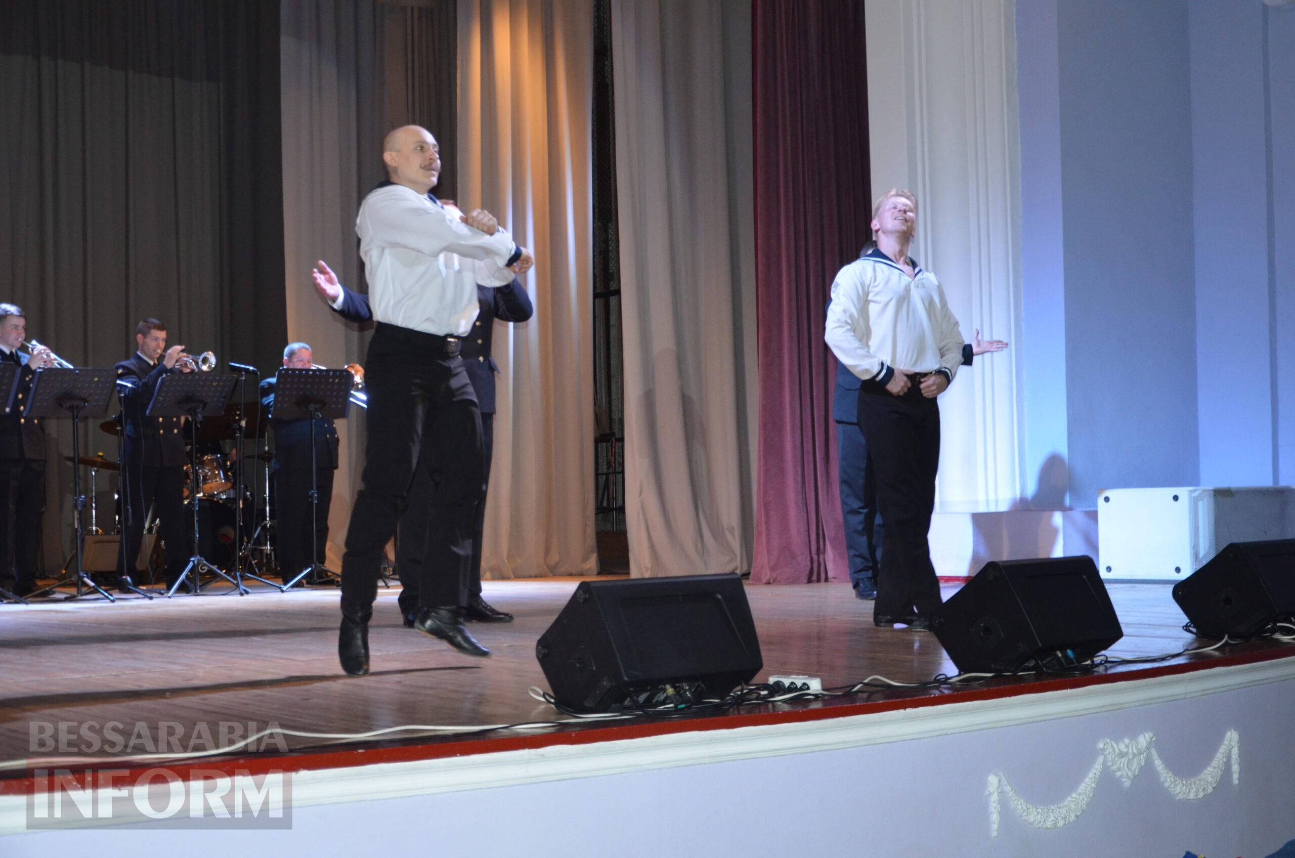 Народні та патріотичні номери у виконанні захисників: в Ізмаїлі відбувся концерт Центру військово-музичного мистецтва ВМС ЗСУ