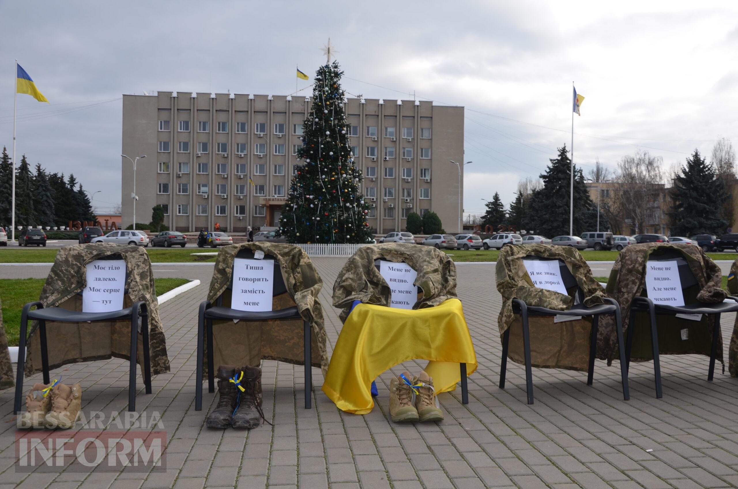 Сто стільців біля мерії, як нагадування: в Ізмаїлі відбулася наймасштабніша акція в підтримку родин безвісти зниклих і полонених