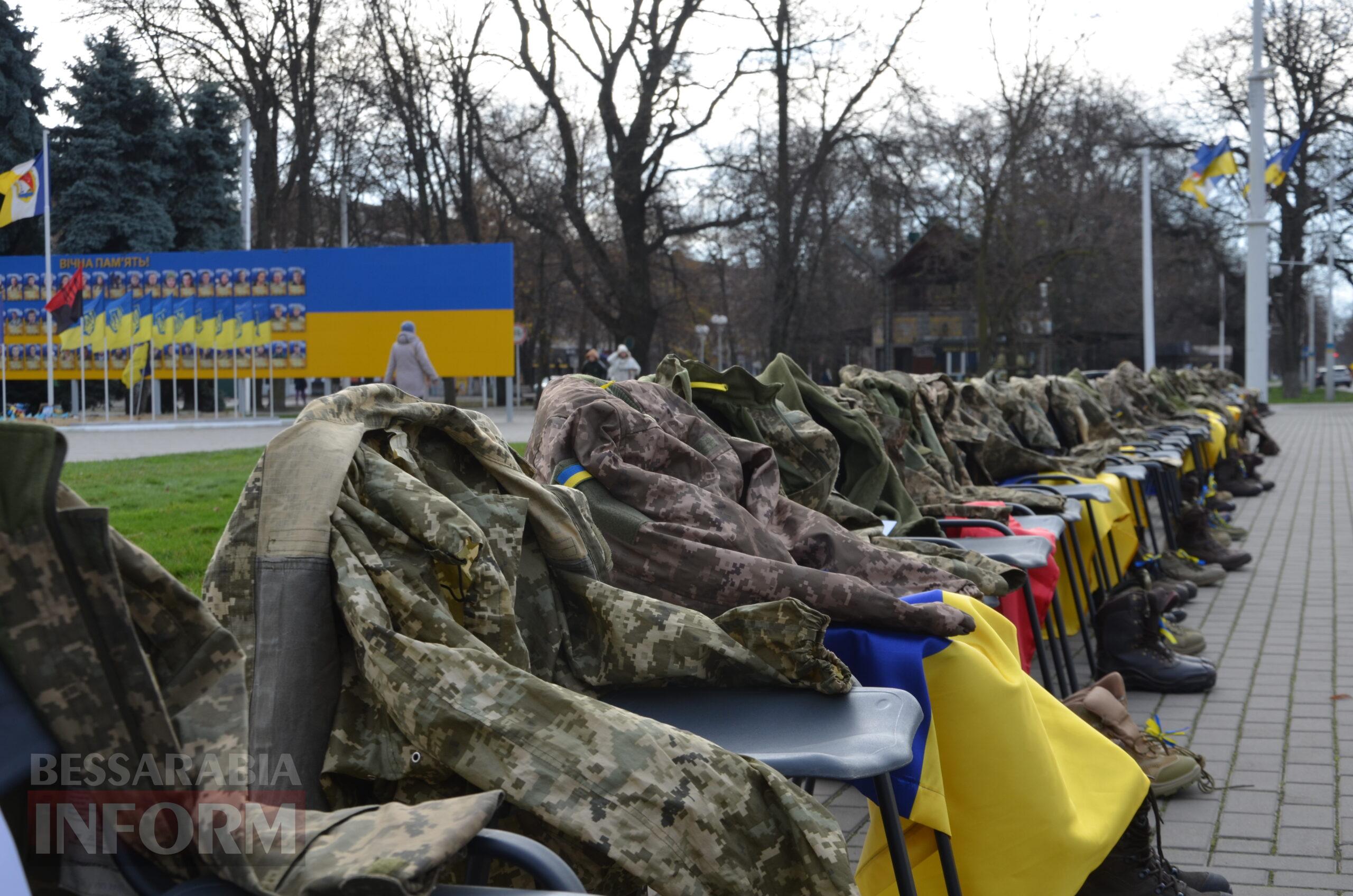 Сто стільців біля мерії, як нагадування: в Ізмаїлі відбулася наймасштабніша акція в підтримку родин безвісти зниклих і полонених