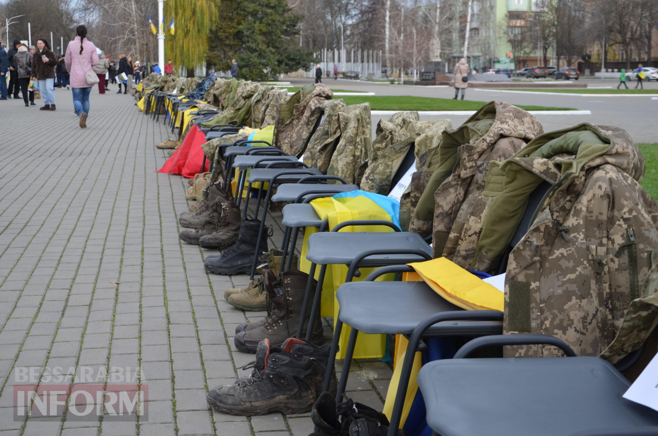 Сто стільців біля мерії, як нагадування: в Ізмаїлі відбулася наймасштабніша акція в підтримку родин безвісти зниклих і полонених
