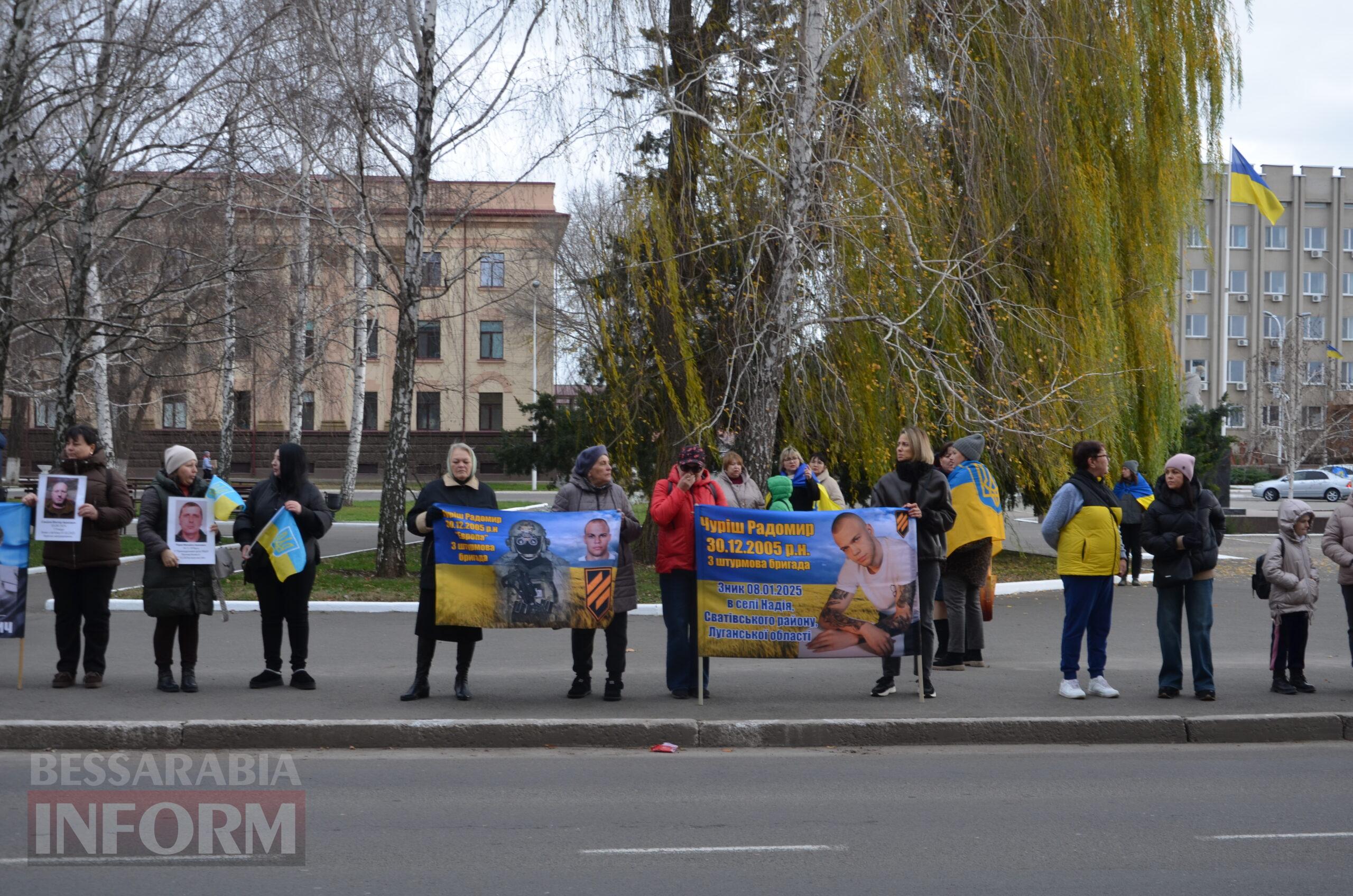 Сто стільців біля мерії, як нагадування: в Ізмаїлі відбулася наймасштабніша акція в підтримку родин безвісти зниклих і полонених