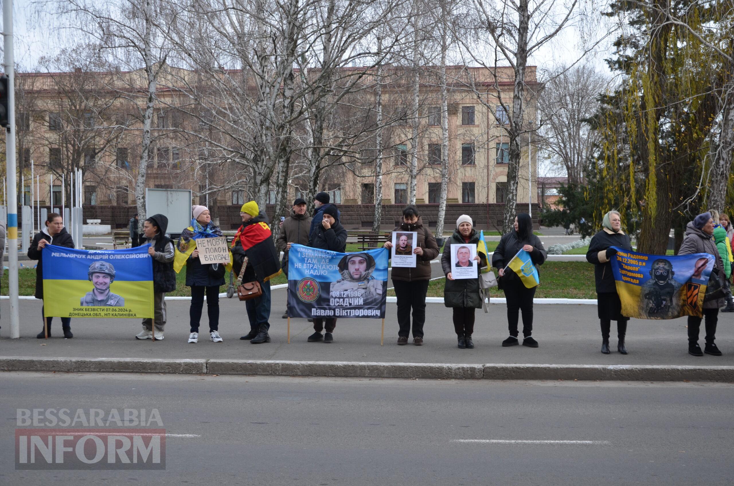 Сто стільців біля мерії, як нагадування: в Ізмаїлі відбулася наймасштабніша акція в підтримку родин безвісти зниклих і полонених