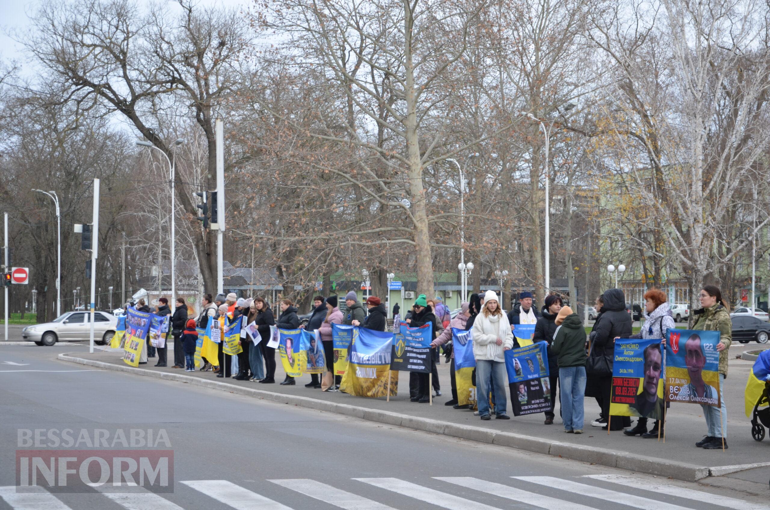 Сто стільців біля мерії, як нагадування: в Ізмаїлі відбулася наймасштабніша акція в підтримку родин безвісти зниклих і полонених