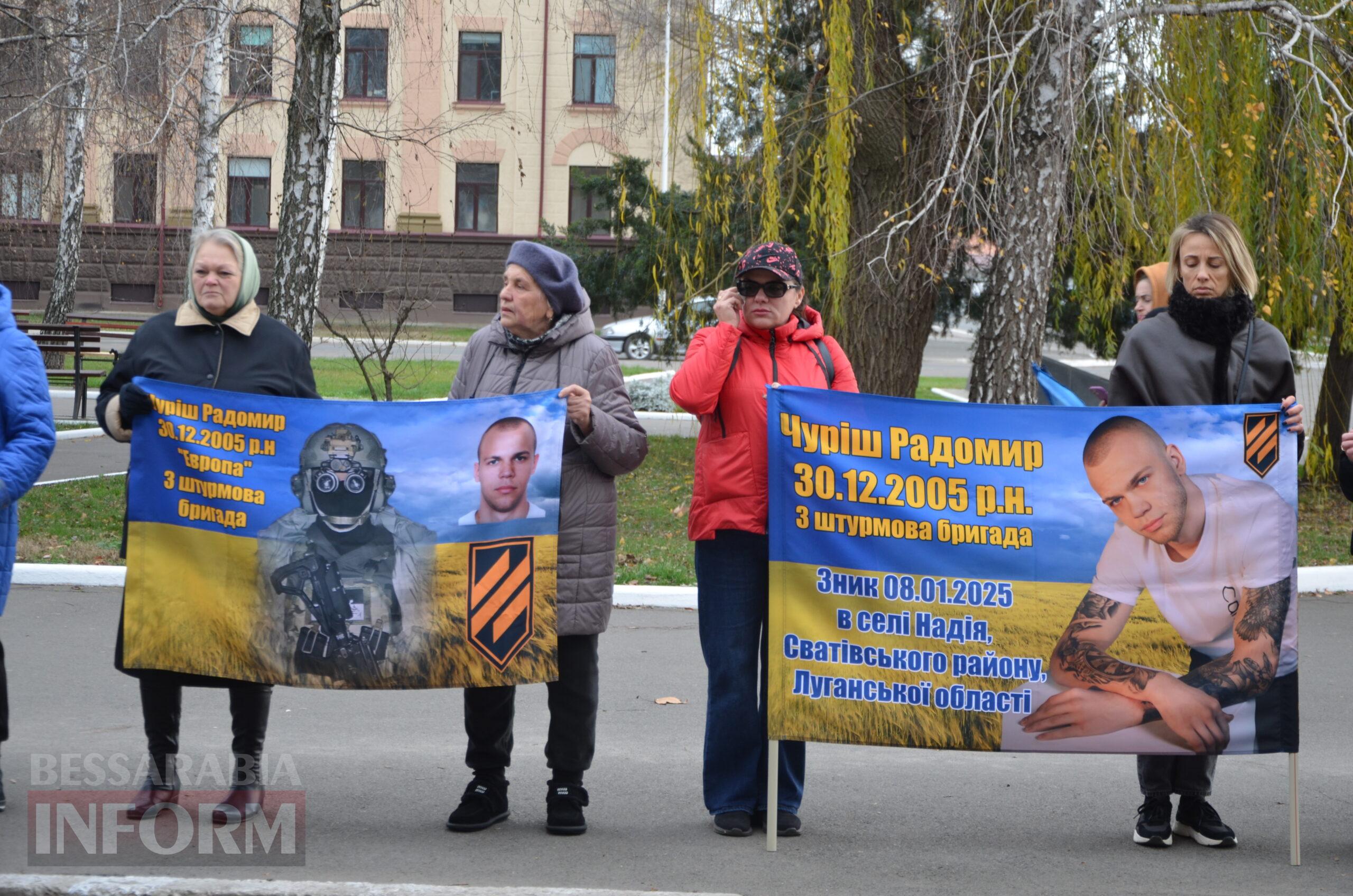 Сто стільців біля мерії, як нагадування: в Ізмаїлі відбулася наймасштабніша акція в підтримку родин безвісти зниклих і полонених