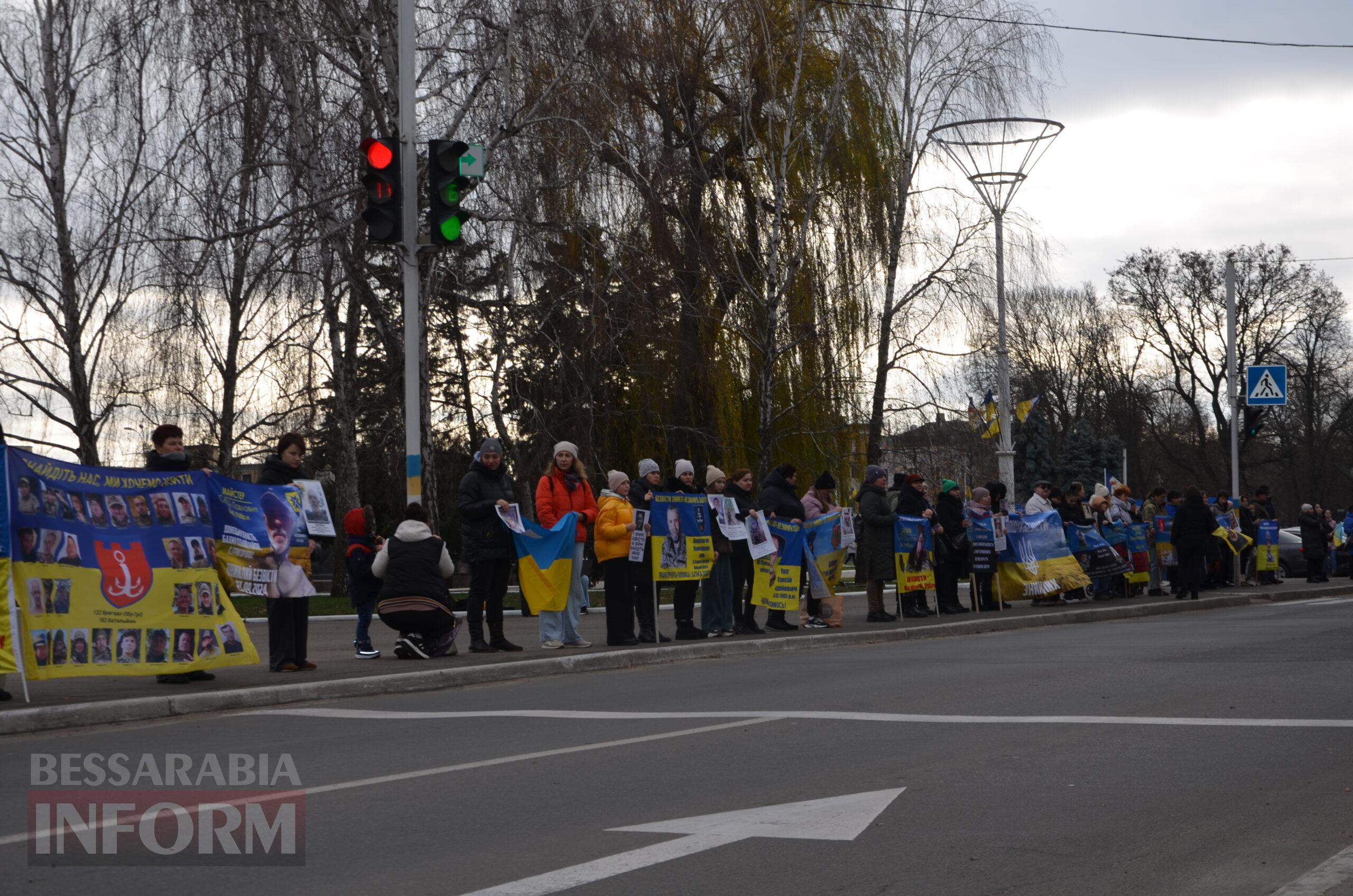 Сто стільців біля мерії, як нагадування: в Ізмаїлі відбулася наймасштабніша акція в підтримку родин безвісти зниклих і полонених