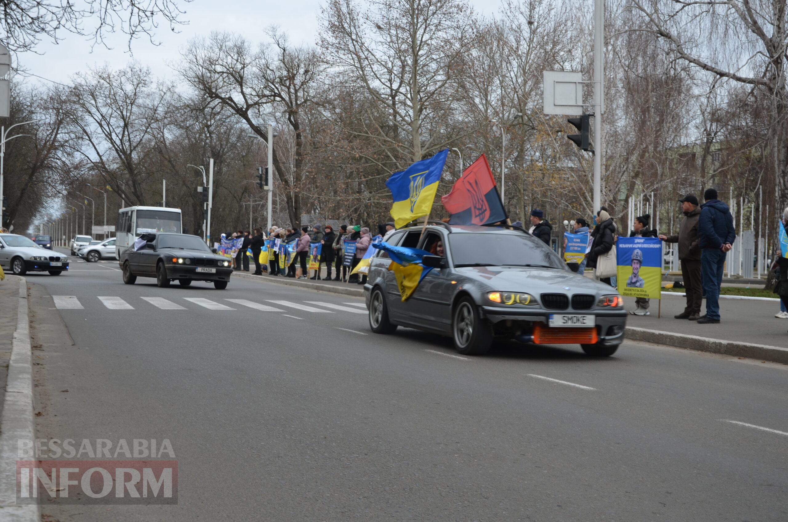 Сто стільців біля мерії, як нагадування: в Ізмаїлі відбулася наймасштабніша акція в підтримку родин безвісти зниклих і полонених