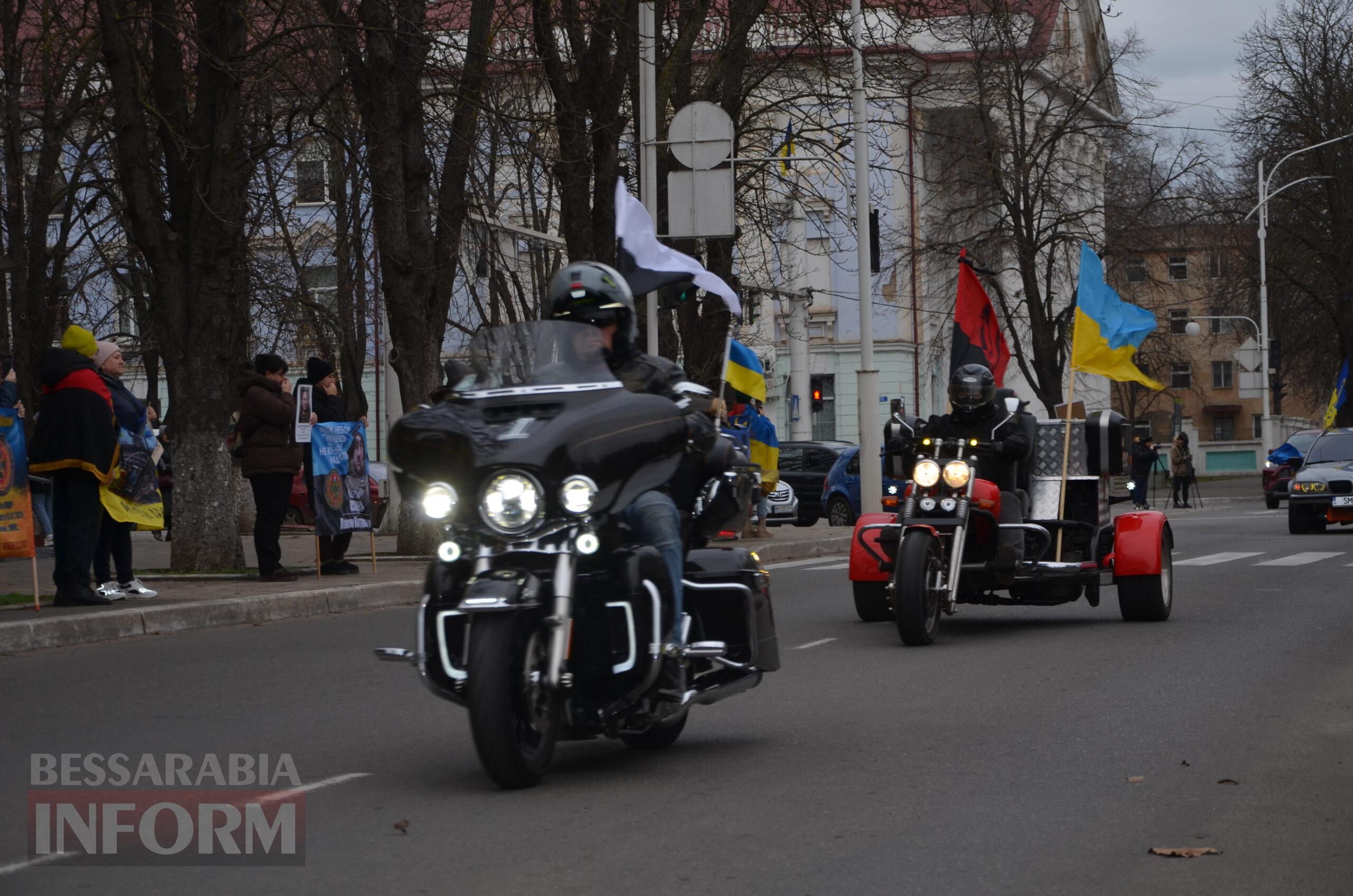 Сто стільців біля мерії, як нагадування: в Ізмаїлі відбулася наймасштабніша акція в підтримку родин безвісти зниклих і полонених