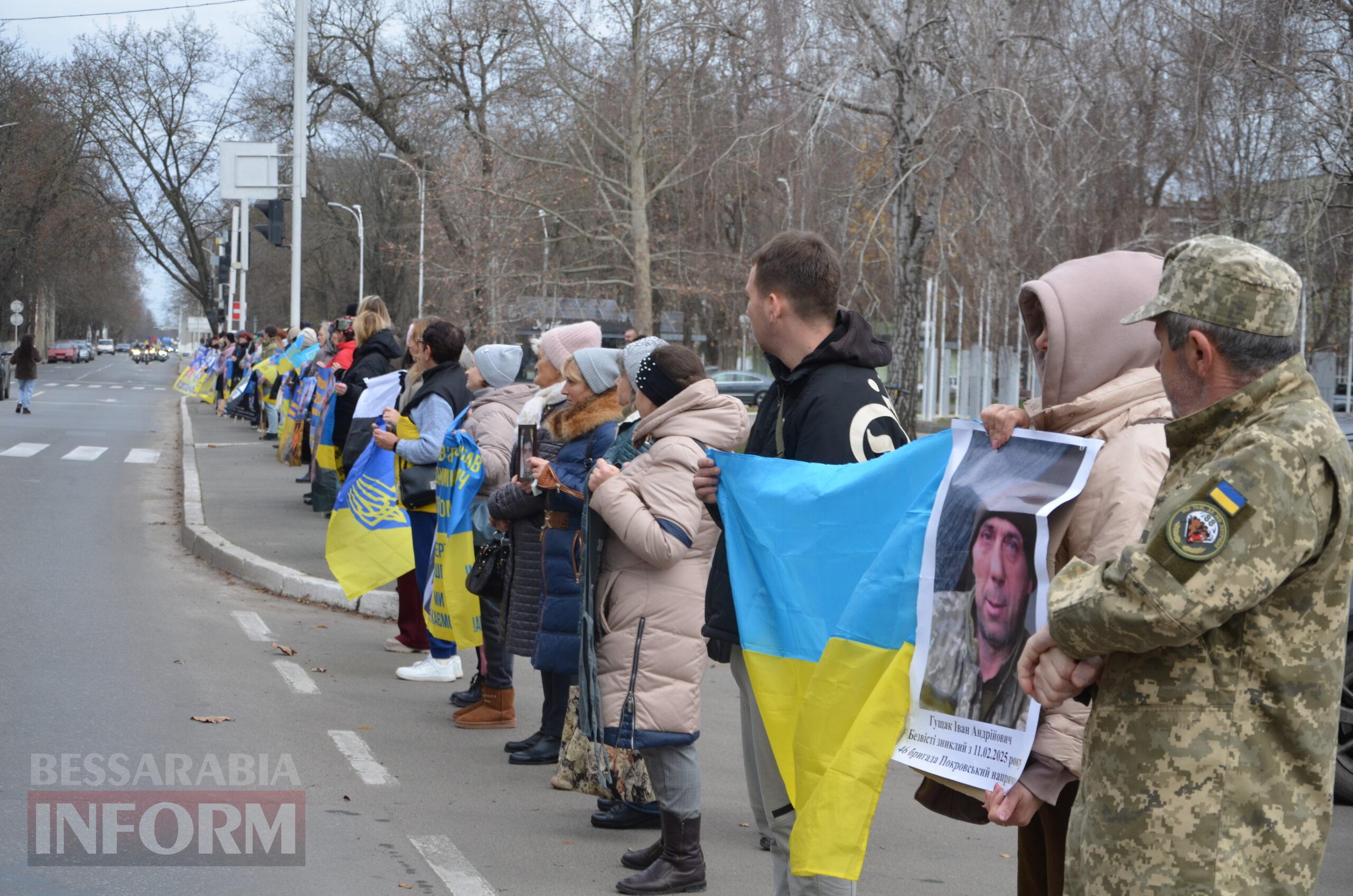 Сто стільців біля мерії, як нагадування: в Ізмаїлі відбулася наймасштабніша акція в підтримку родин безвісти зниклих і полонених