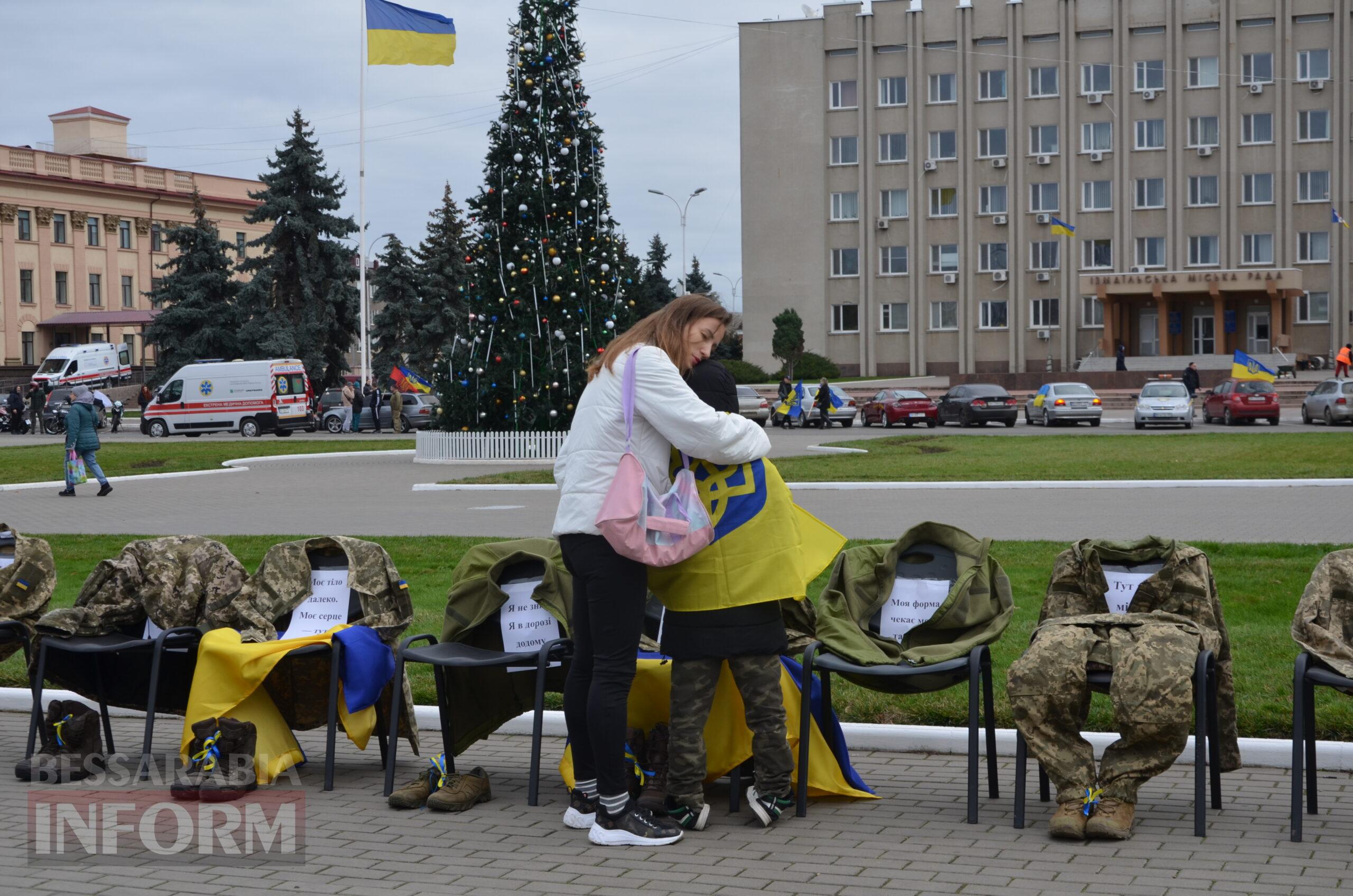 Сто стільців біля мерії, як нагадування: в Ізмаїлі відбулася наймасштабніша акція в підтримку родин безвісти зниклих і полонених
