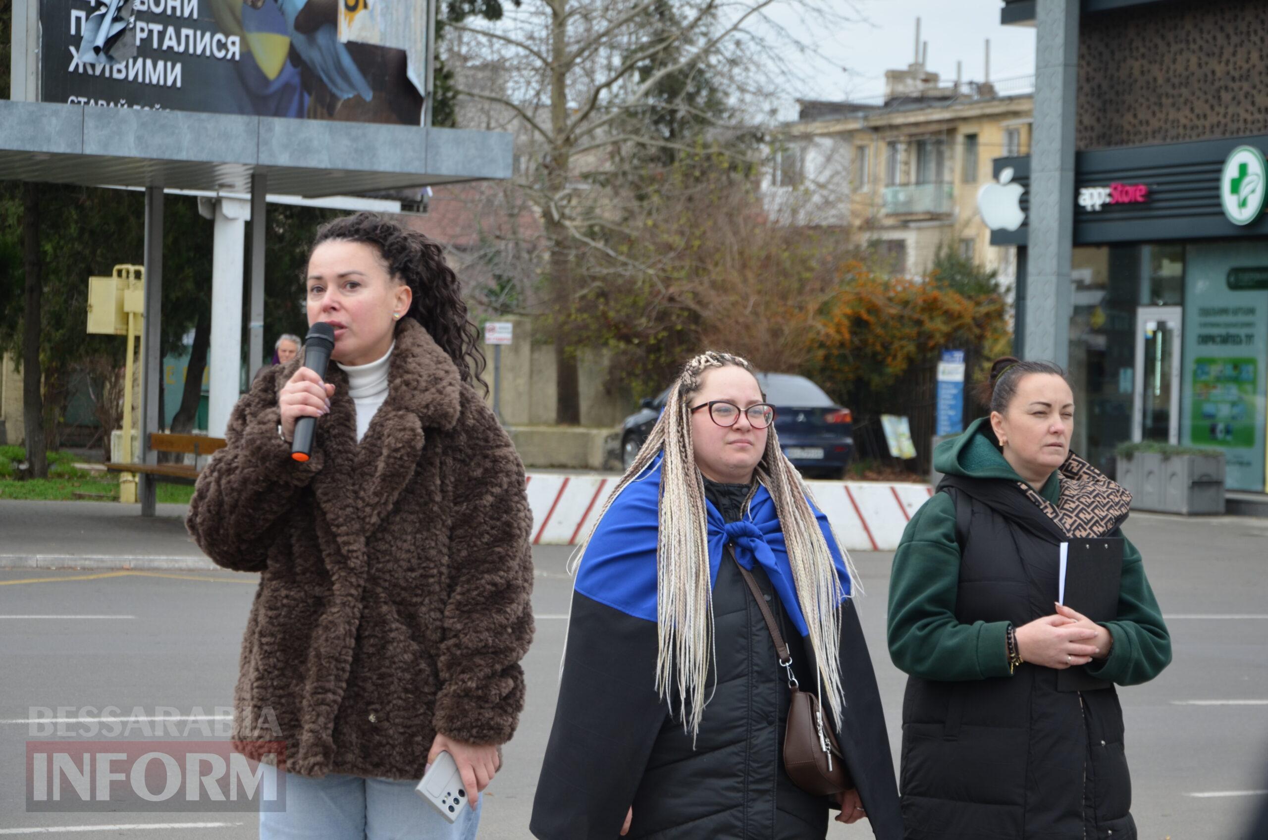 Сто стільців біля мерії, як нагадування: в Ізмаїлі відбулася наймасштабніша акція в підтримку родин безвісти зниклих і полонених
