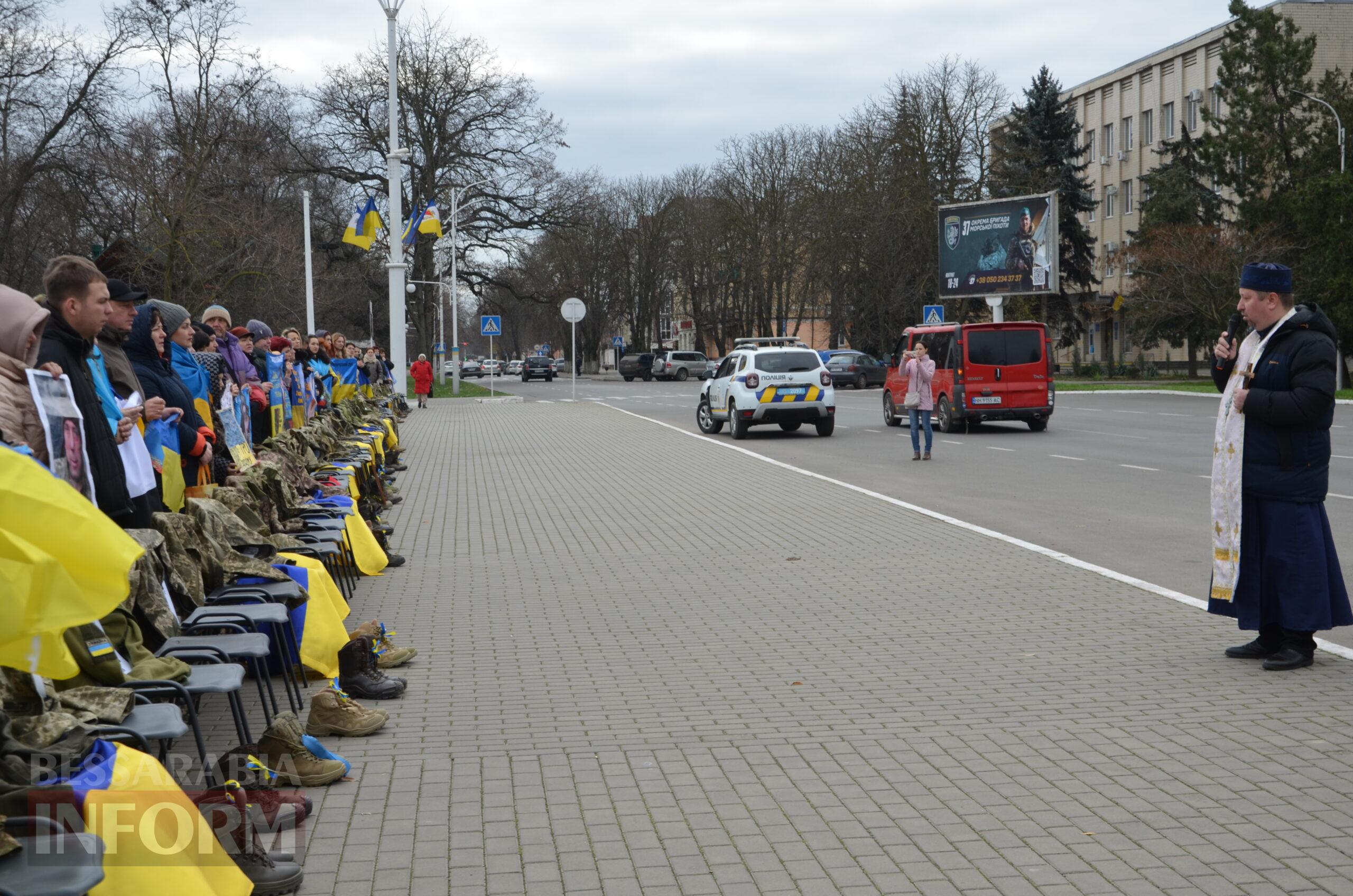 Сто стільців біля мерії, як нагадування: в Ізмаїлі відбулася наймасштабніша акція в підтримку родин безвісти зниклих і полонених