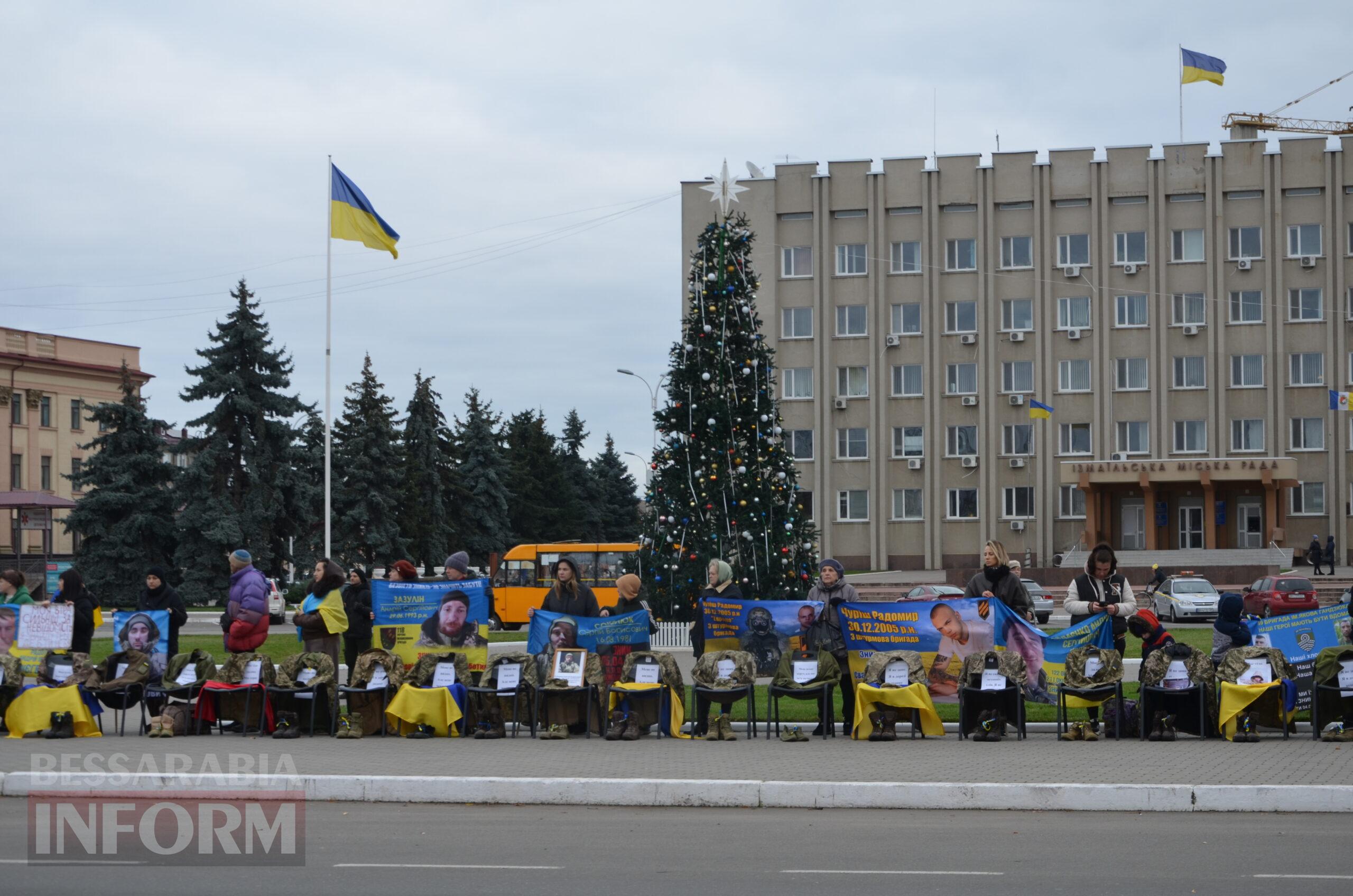 Сто стільців біля мерії, як нагадування: в Ізмаїлі відбулася наймасштабніша акція в підтримку родин безвісти зниклих і полонених