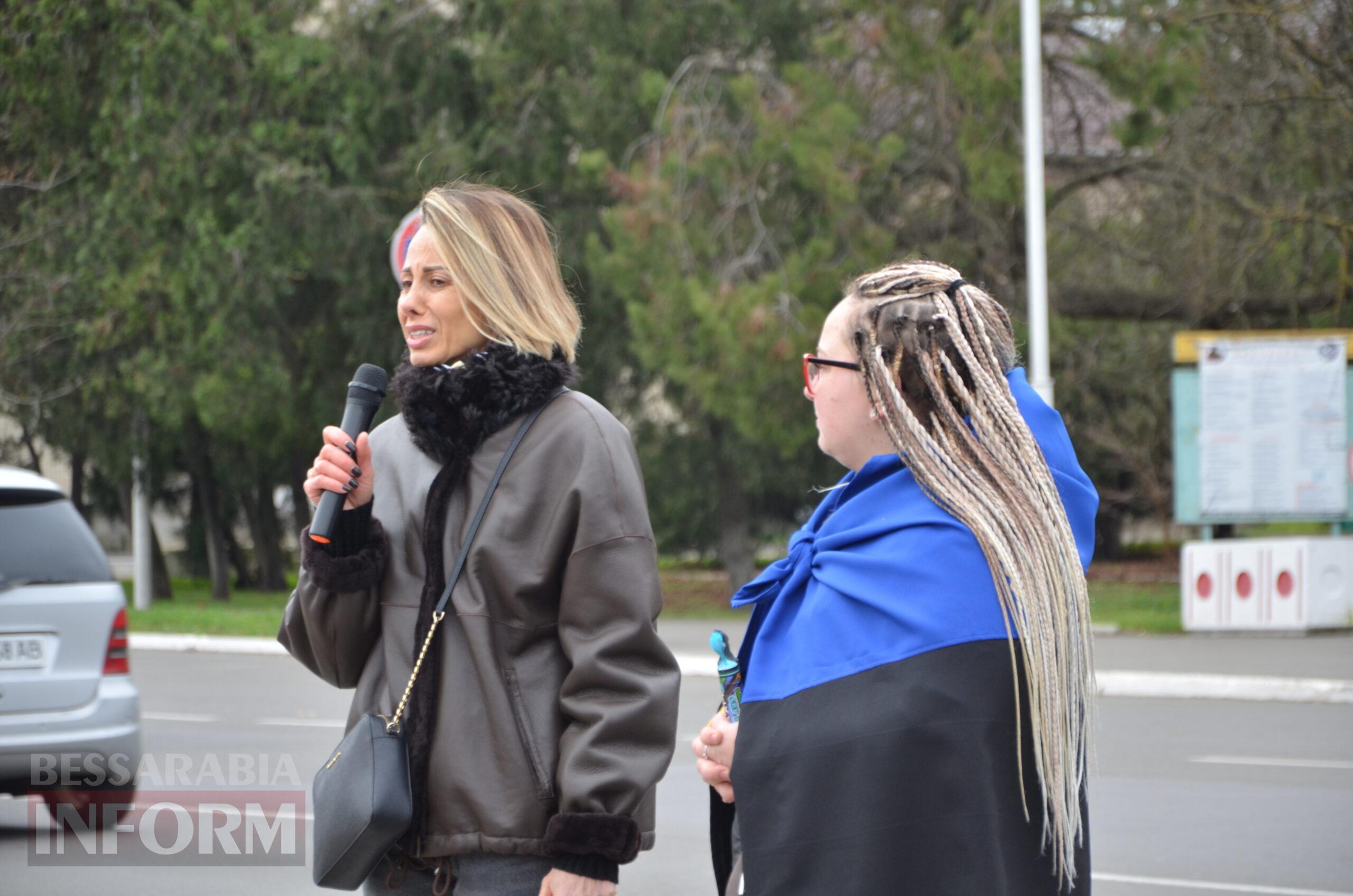 Сто стільців біля мерії, як нагадування: в Ізмаїлі відбулася наймасштабніша акція в підтримку родин безвісти зниклих і полонених