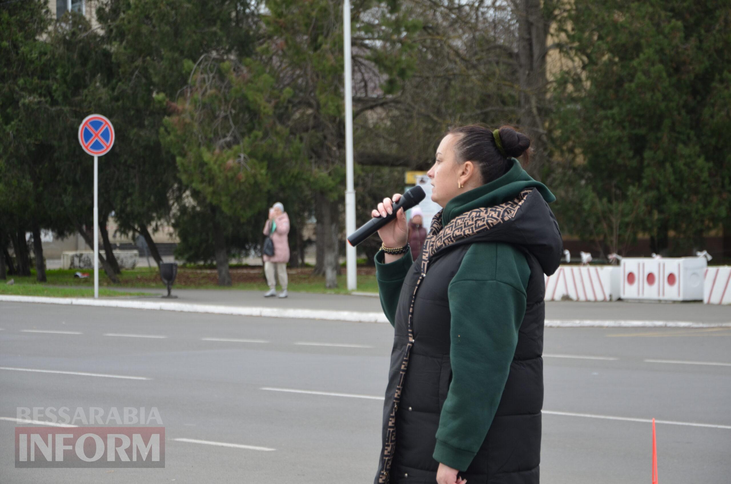 Сто стільців біля мерії, як нагадування: в Ізмаїлі відбулася наймасштабніша акція в підтримку родин безвісти зниклих і полонених