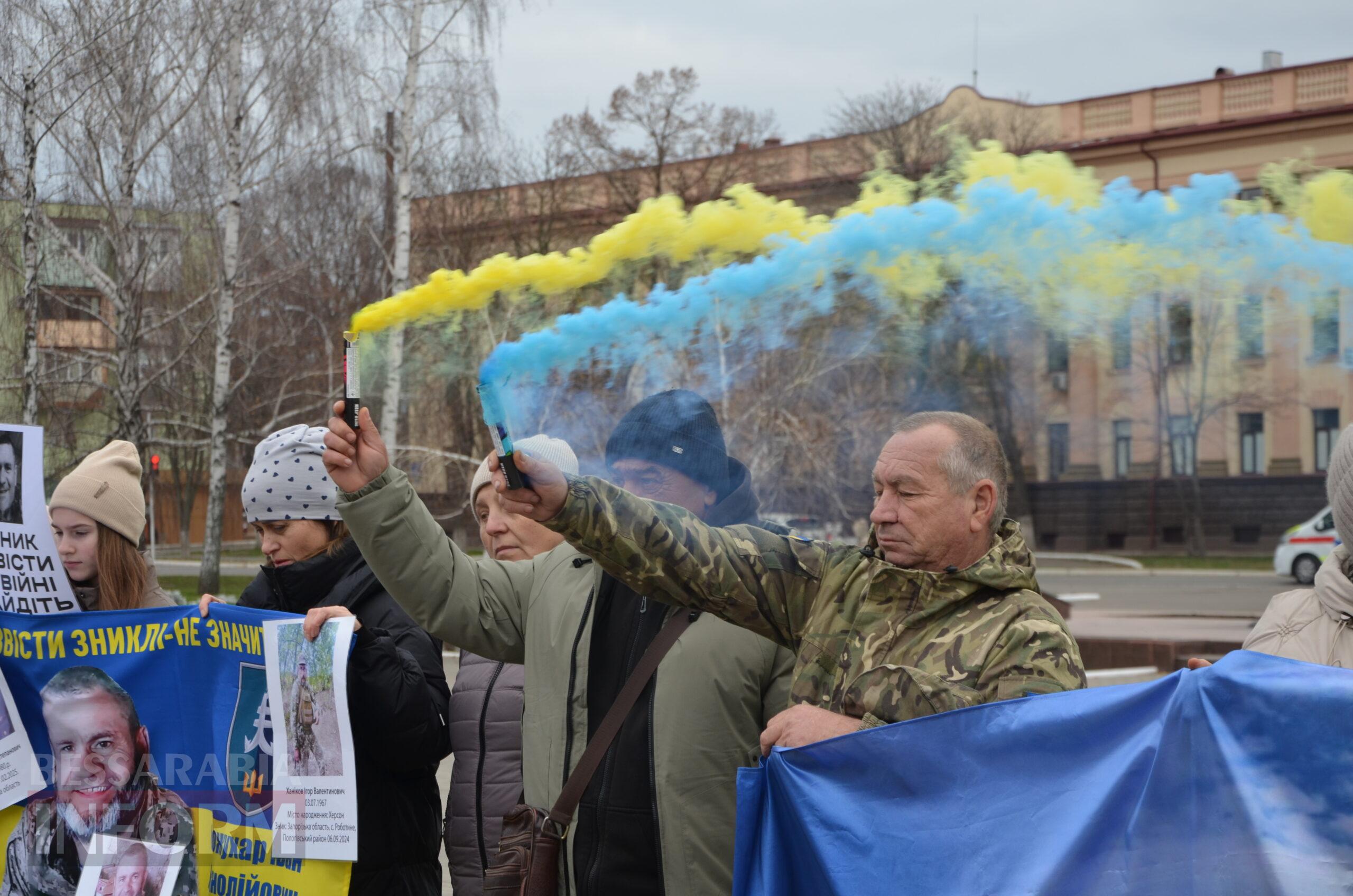 Сто стільців біля мерії, як нагадування: в Ізмаїлі відбулася наймасштабніша акція в підтримку родин безвісти зниклих і полонених