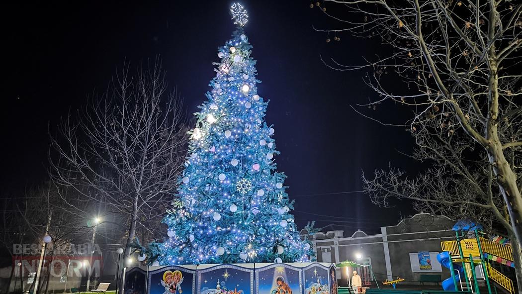 Попри важкі часи, Кілія по-особливому вдяглася у новорічне вбрання: фоторепортаж